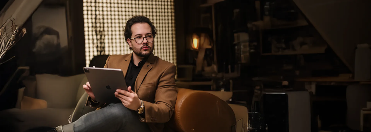 Dr. Márcio Garcia em ambiente de atendimento